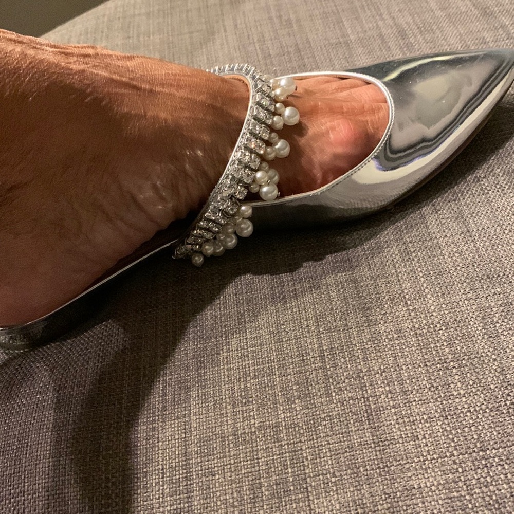 Exquisite flat.  Perfect for holiday. Silver slip on adorned with pearls.